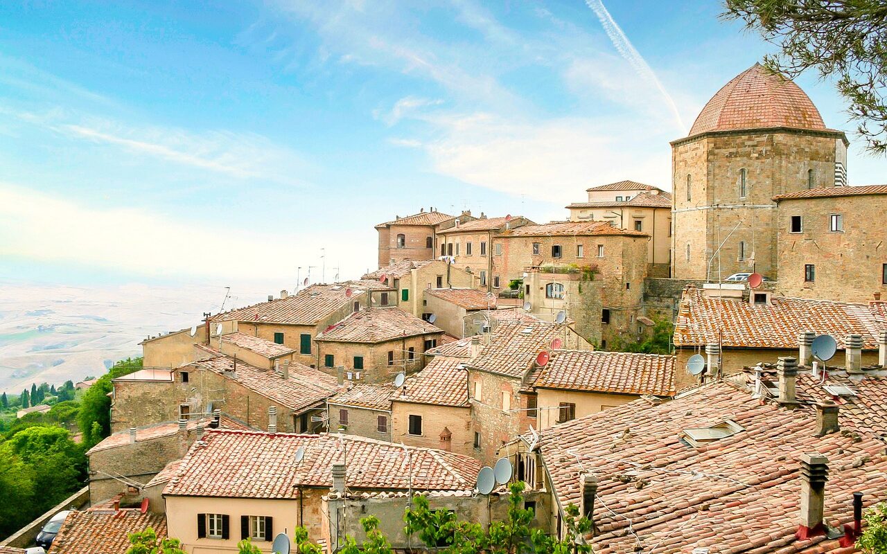 découvrez la beauté envoûtante de la toscane, région emblématique d'italie, réputée pour ses paysages vallonnés, ses vignobles luxuriants et son riche patrimoine culturel. explorez des villes comme florence et sienne, savourez la cuisine italienne authentique et laissez-vous séduire par l'art et l'histoire qui font de la toscane une destination inoubliable.