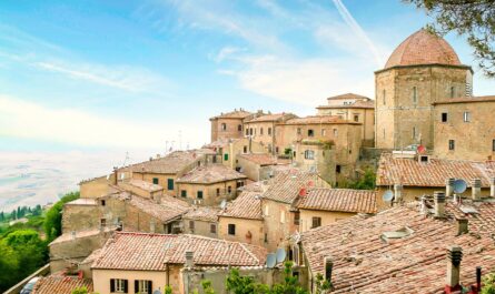 découvrez la beauté envoûtante de la toscane, région emblématique d'italie, réputée pour ses paysages vallonnés, ses vignobles luxuriants et son riche patrimoine culturel. explorez des villes comme florence et sienne, savourez la cuisine italienne authentique et laissez-vous séduire par l'art et l'histoire qui font de la toscane une destination inoubliable.