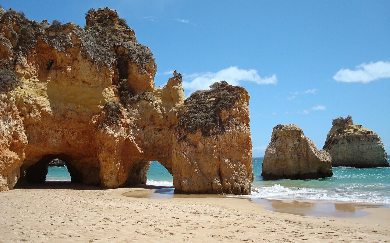 découvrez l'algarve, une région ensoleillée du portugal célèbre pour ses plages dorées, ses falaises impressionnantes et sa richesse culturelle. explorez ses villages pittoresques, goûtez à la délicieuse cuisine locale et savourez des moments inoubliables au cœur de la nature.