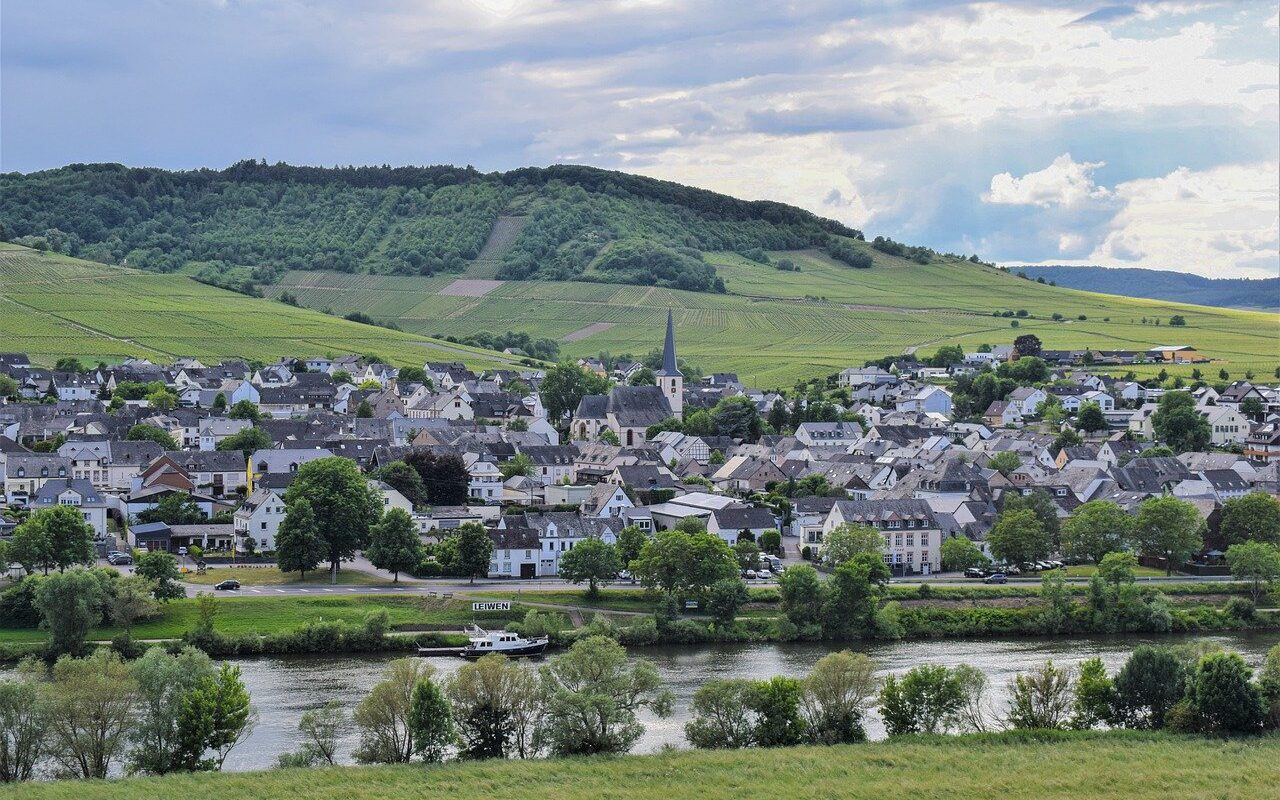 découvrez les plus beaux villages, où charme, histoire et paysages pittoresques s'entrelacent pour offrir une expérience inoubliable. explorez des ruelles pavées, des maisons aux façades colorées et l'authenticité de chaque coin de ces havres de paix.